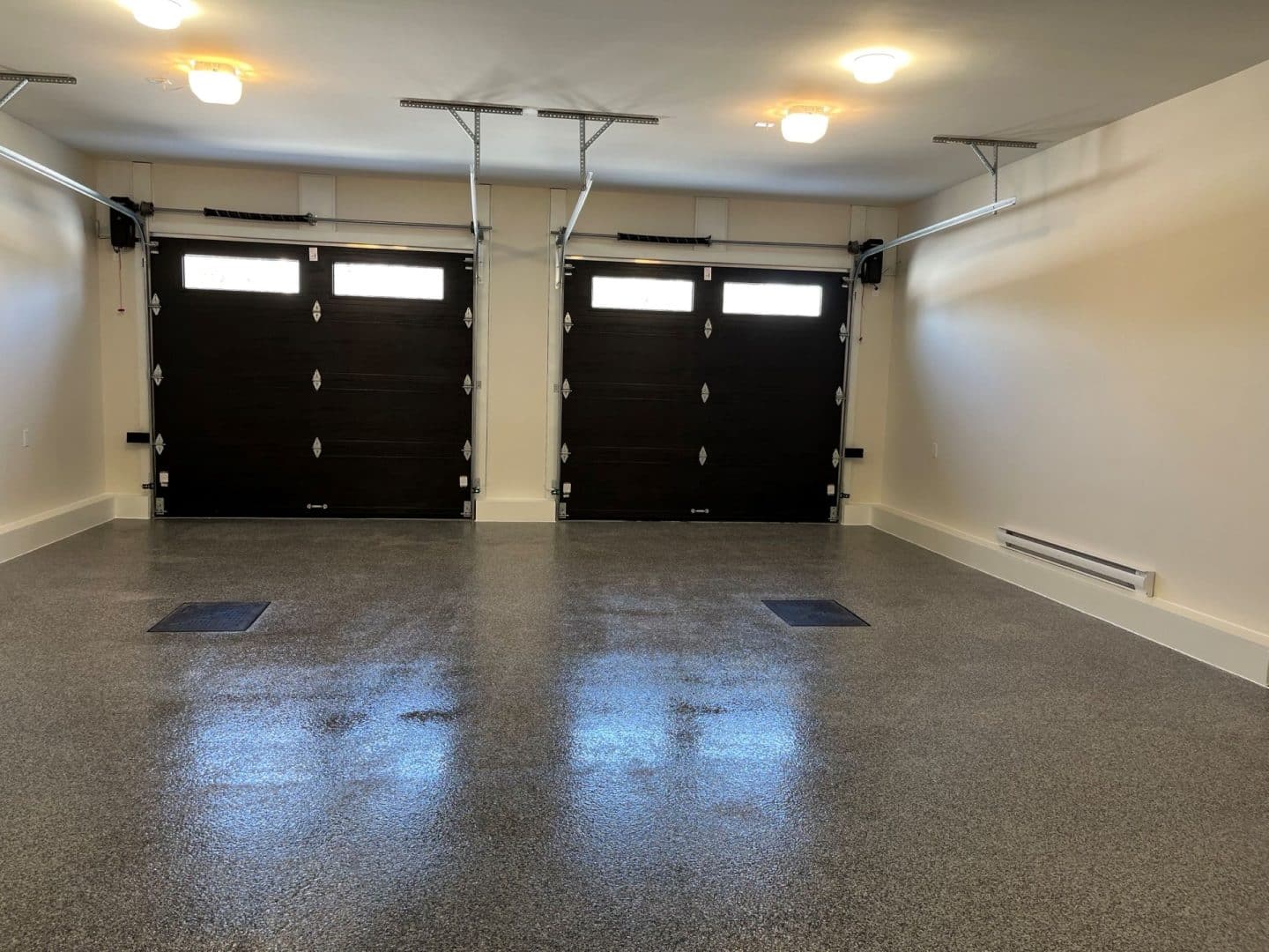 Une réalisation d'une maison ProFab d'un prestigieux plain-pied de style farmhouse contemporain construit sur mesure. Vu du garage.