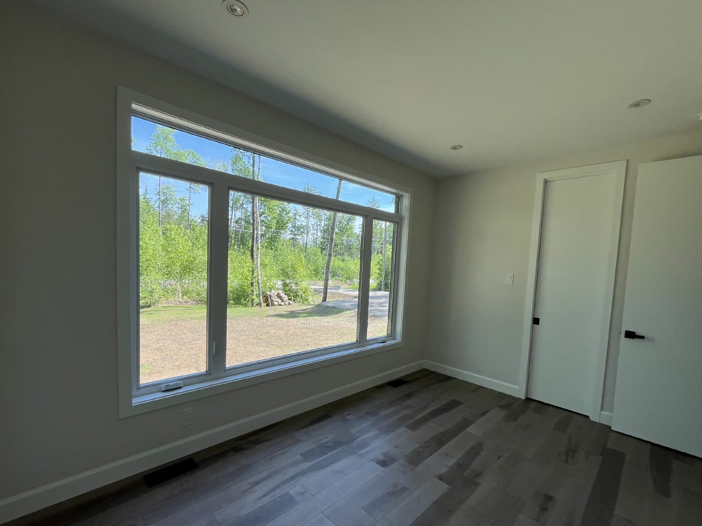 Une réalisation d'une maison ProFab d'un prestigieux plain-pied de style farmhouse contemporain construit sur mesure. Vu de la chambre.