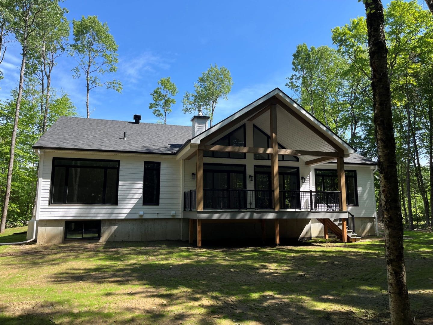 Une réalisation d'une maison ProFab d'un prestigieux plain-pied de style farmhouse contemporain construit sur mesure. Vu d'extérieur.