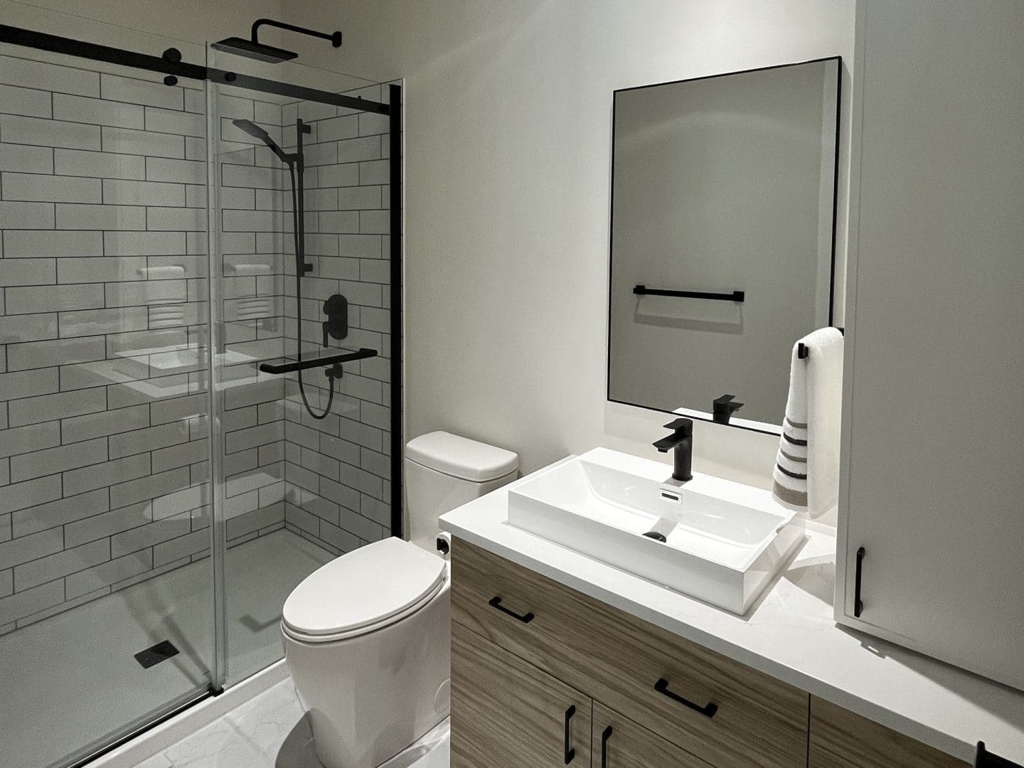 Une réalisation d'une maison ProFab d'un prestigieux plain-pied de style farmhouse contemporain construit sur mesure. Vu de la salle de bain.