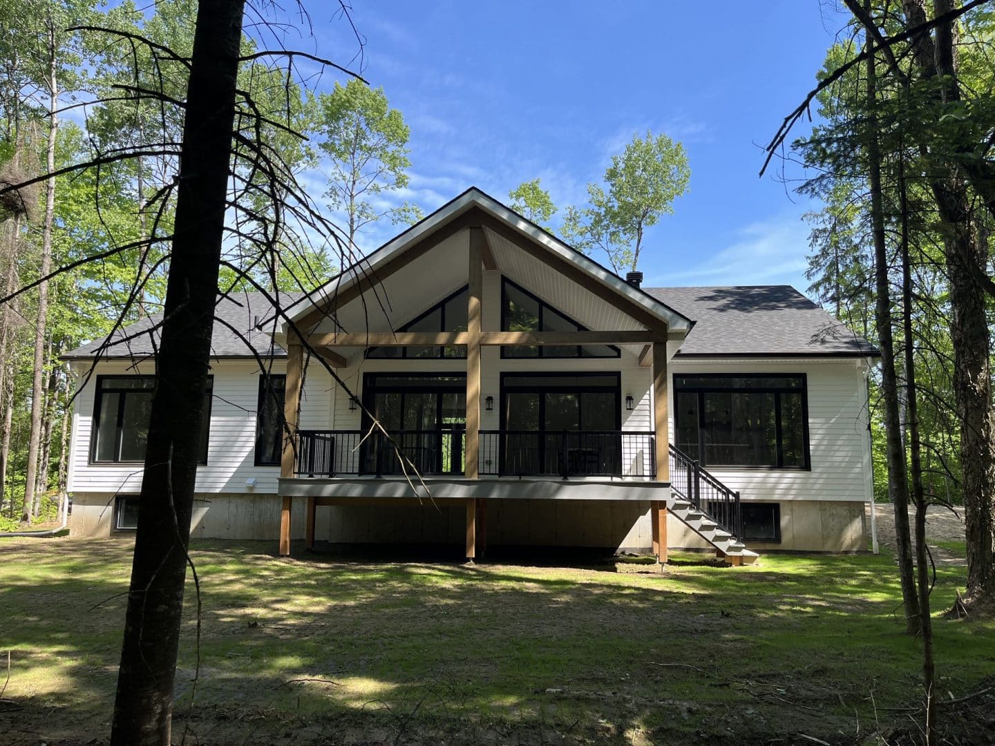 Une réalisation d'une maison ProFab d'un prestigieux plain-pied de style farmhouse contemporain construit sur mesure. Vu d'extérieur.