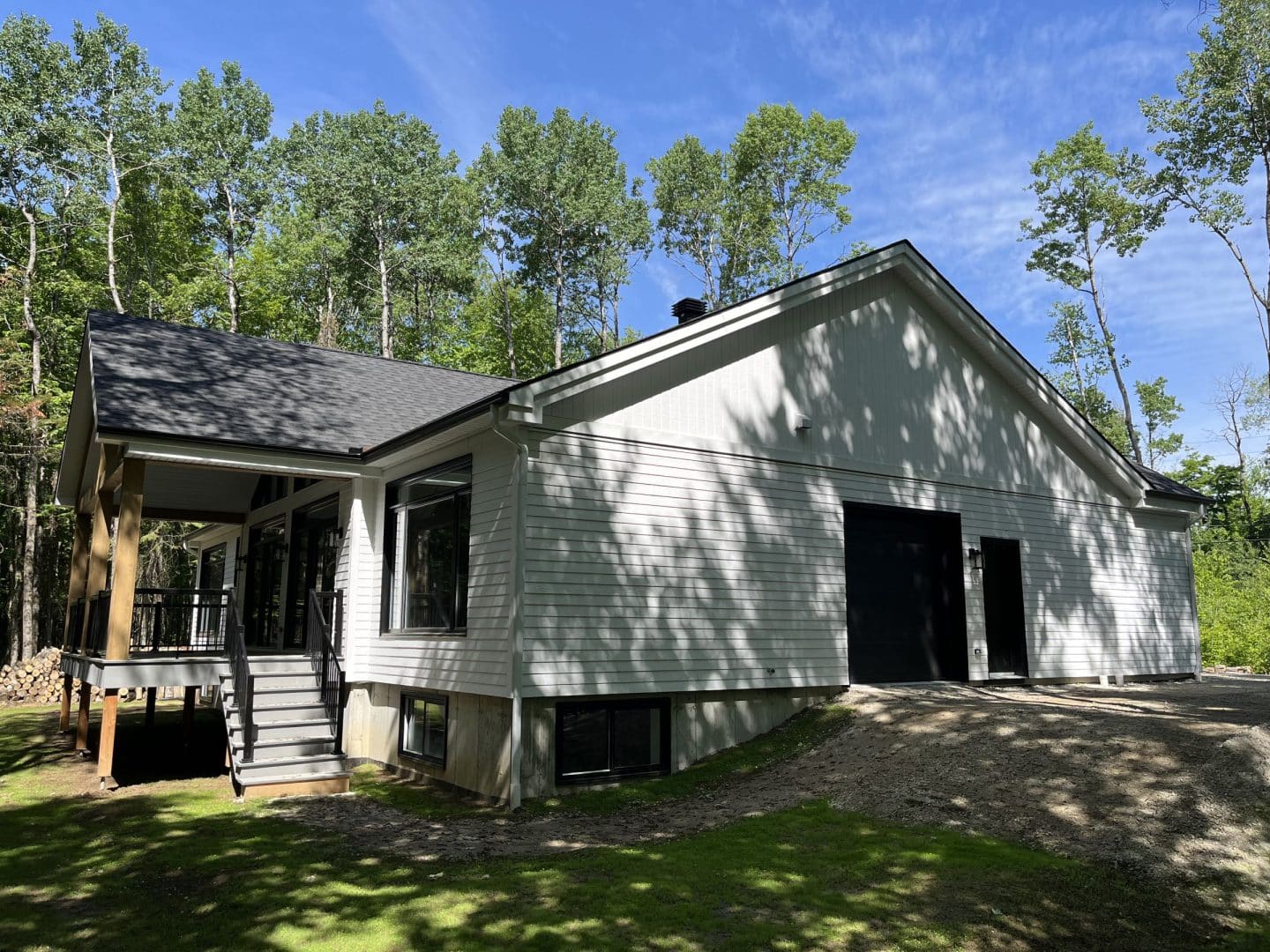 Une réalisation d'une maison ProFab d'un prestigieux plain-pied de style farmhouse contemporain construit sur mesure. Vu d'extérieur.