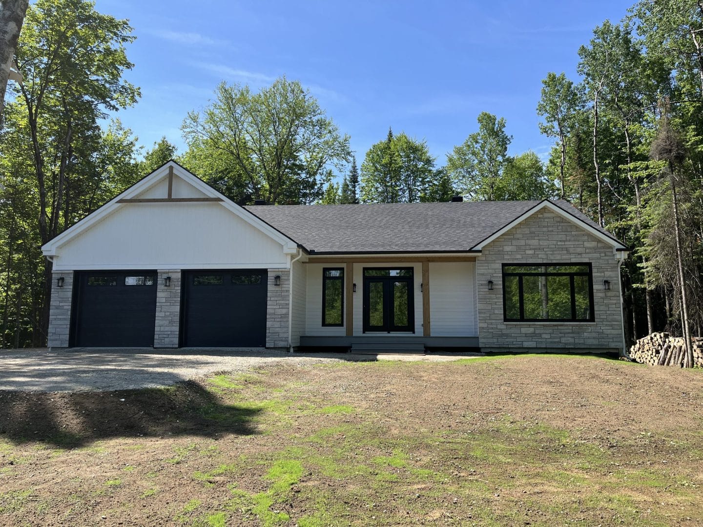 Une réalisation d'une maison ProFab d'un prestigieux plain-pied de style farmhouse contemporain construit sur mesure. Vu d'extérieur.