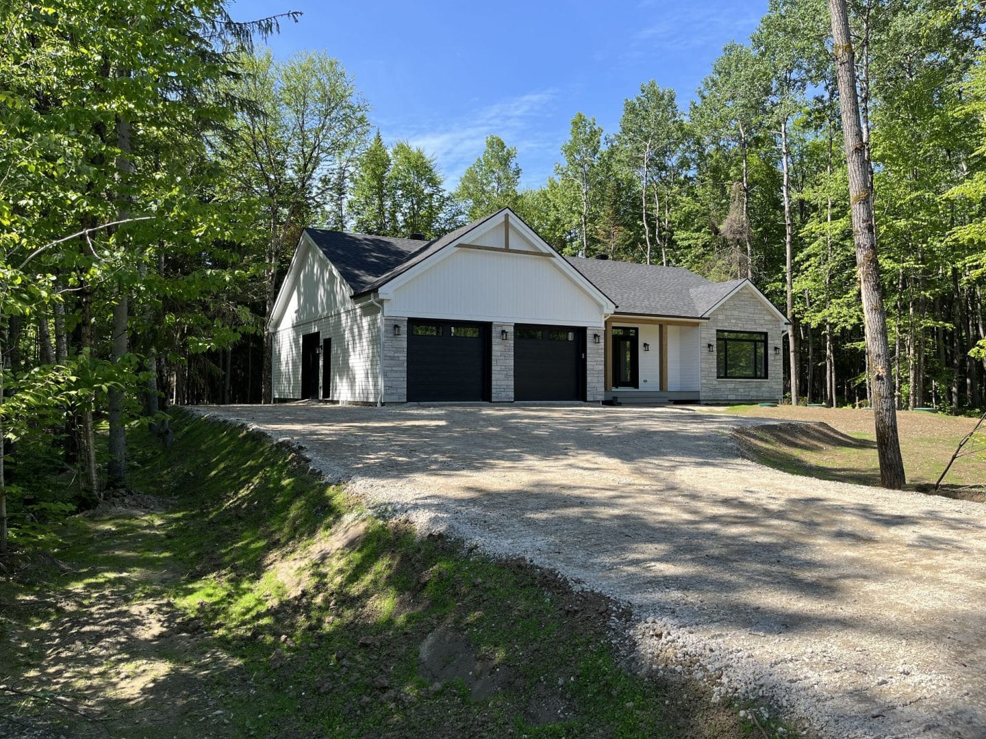 Une réalisation d'une maison ProFab d'un prestigieux plain-pied de style farmhouse contemporain construit sur mesure. Vu d'extérieur.