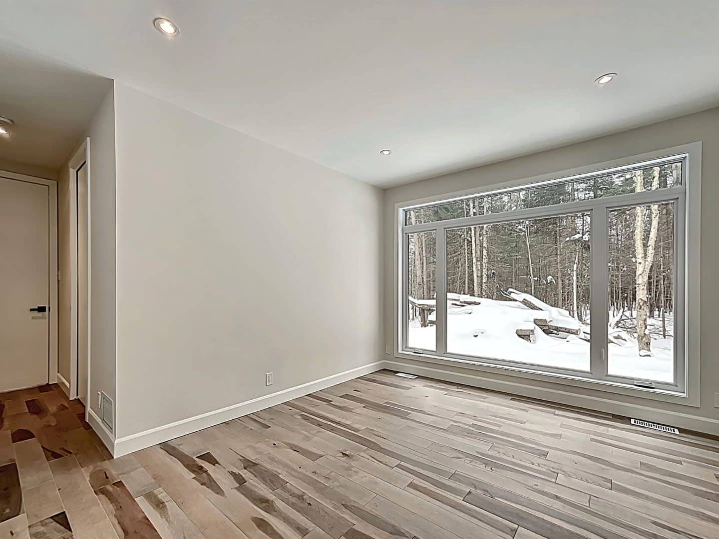 Une réalisation d'une maison ProFab d'un prestigieux plain-pied de style farmhouse contemporain construit sur mesure. Vu de la chambre.