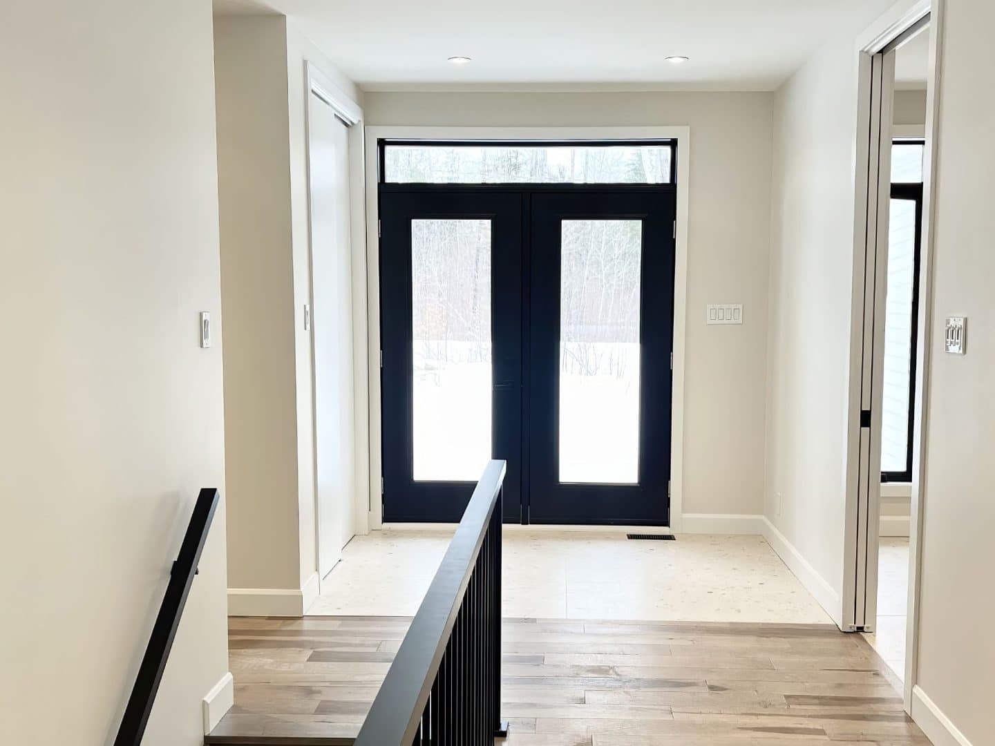 Une réalisation d'une maison ProFab d'un prestigieux plain-pied de style farmhouse contemporain construit sur mesure. Vu de l'entrée.