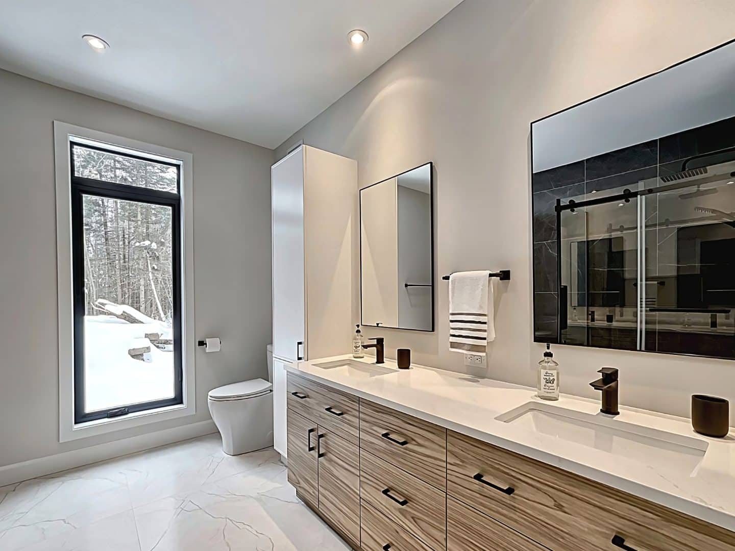 Une réalisation d'une maison ProFab d'un prestigieux plain-pied de style farmhouse contemporain construit sur mesure. Vu de la salle de bain.