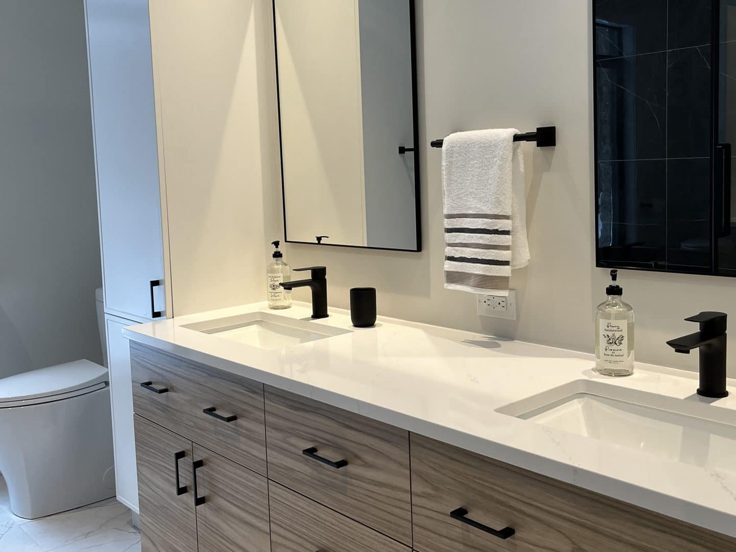 Une réalisation d'une maison ProFab d'un prestigieux plain-pied de style farmhouse contemporain construit sur mesure. Vu de la salle de bain.