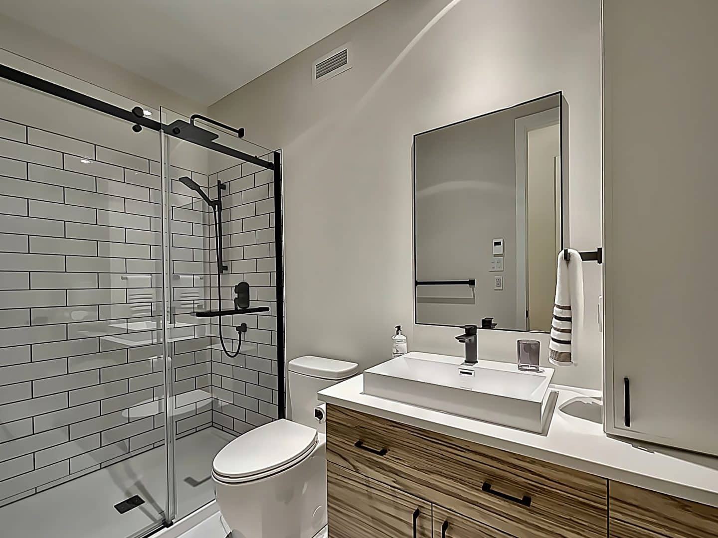 Une réalisation d'une maison ProFab d'un prestigieux plain-pied de style farmhouse contemporain construit sur mesure. Vu de la salle de bain.