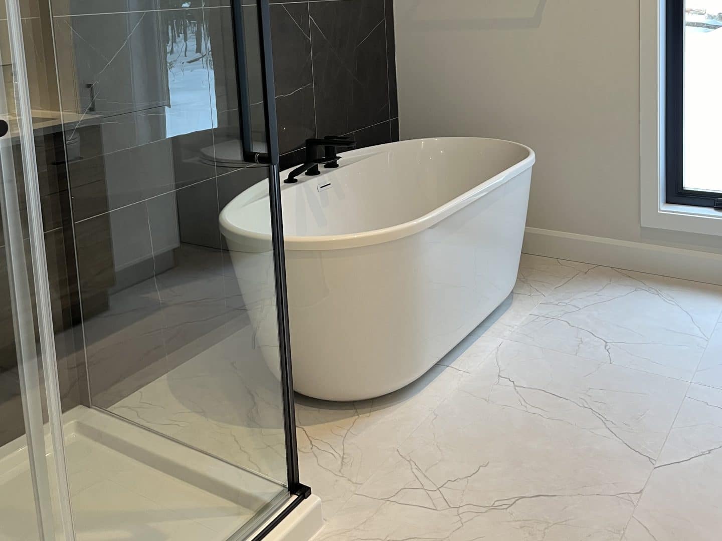 Une réalisation d'une maison ProFab d'un prestigieux plain-pied de style farmhouse contemporain construit sur mesure. Vu de la salle de bain.