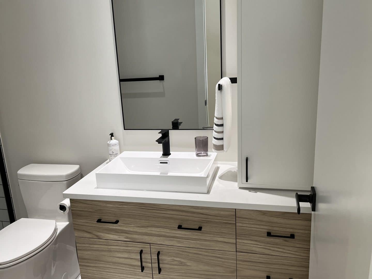 Une réalisation d'une maison ProFab d'un prestigieux plain-pied de style farmhouse contemporain construit sur mesure. Vu de la salle de bain.