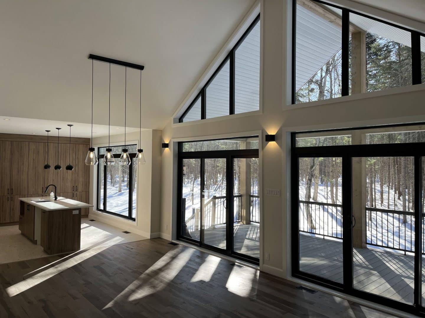 Une réalisation d'une maison ProFab d'un prestigieux plain-pied de style farmhouse contemporain construit sur mesure. Vu du séjour.