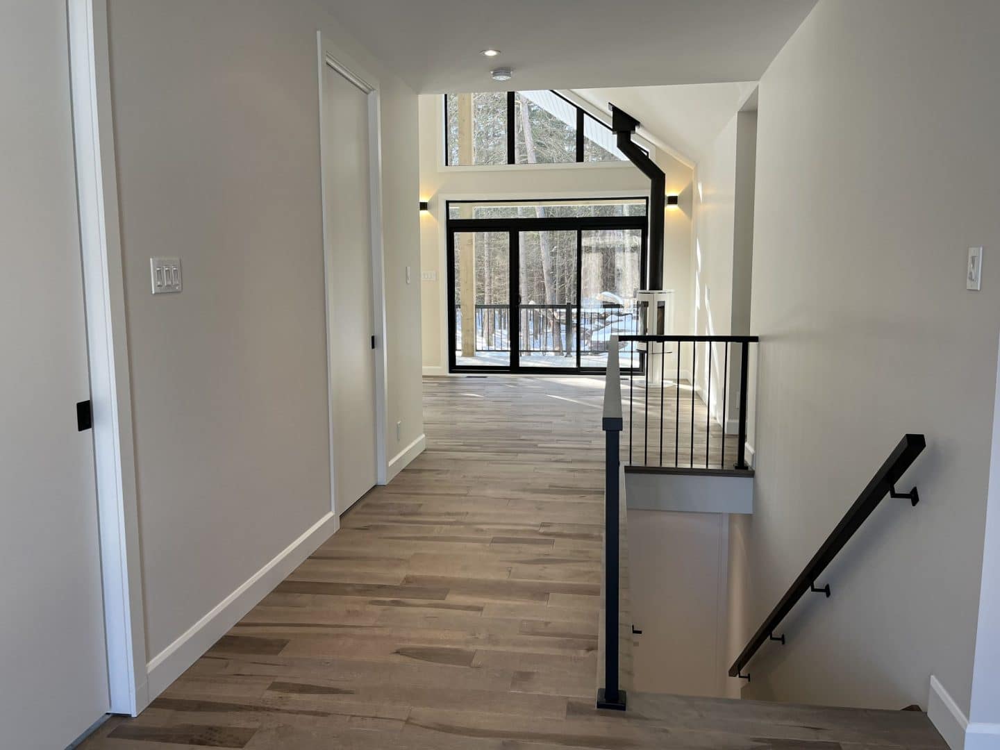 Une réalisation d'une maison ProFab d'un prestigieux plain-pied de style farmhouse contemporain construit sur mesure. Vu de l'entrée