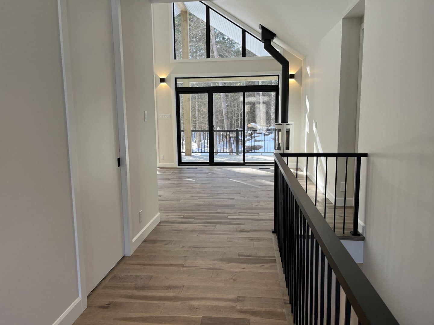 Une réalisation d'une maison ProFab d'un prestigieux plain-pied de style farmhouse contemporain construit sur mesure. Vu de l'entrée