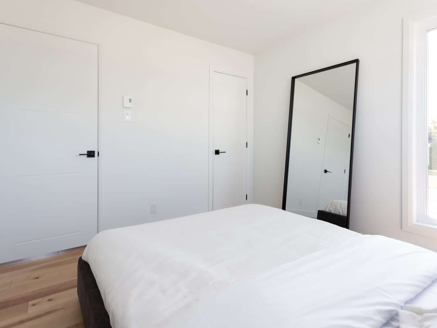 Une maison de plain-pied appelée Emile. Le premier étage est de style contemporain, vu de la chambre.