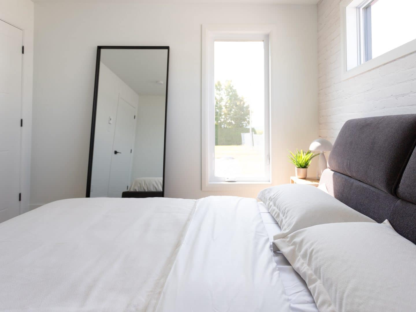 Une maison de plain-pied appelée Emile. Le premier étage est de style contemporain, vu de la chambre.