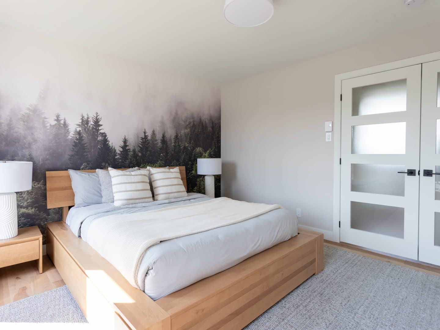 Une maison de plain-pied appelée Emile. Le premier étage est de style contemporain, vu de la chambre des maitres.