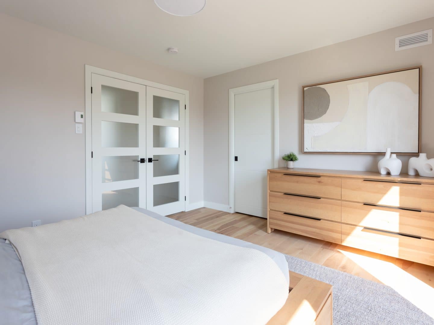 Une maison de plain-pied appelée Emile. Le premier étage est de style contemporain, vu de la chambre des maitres.