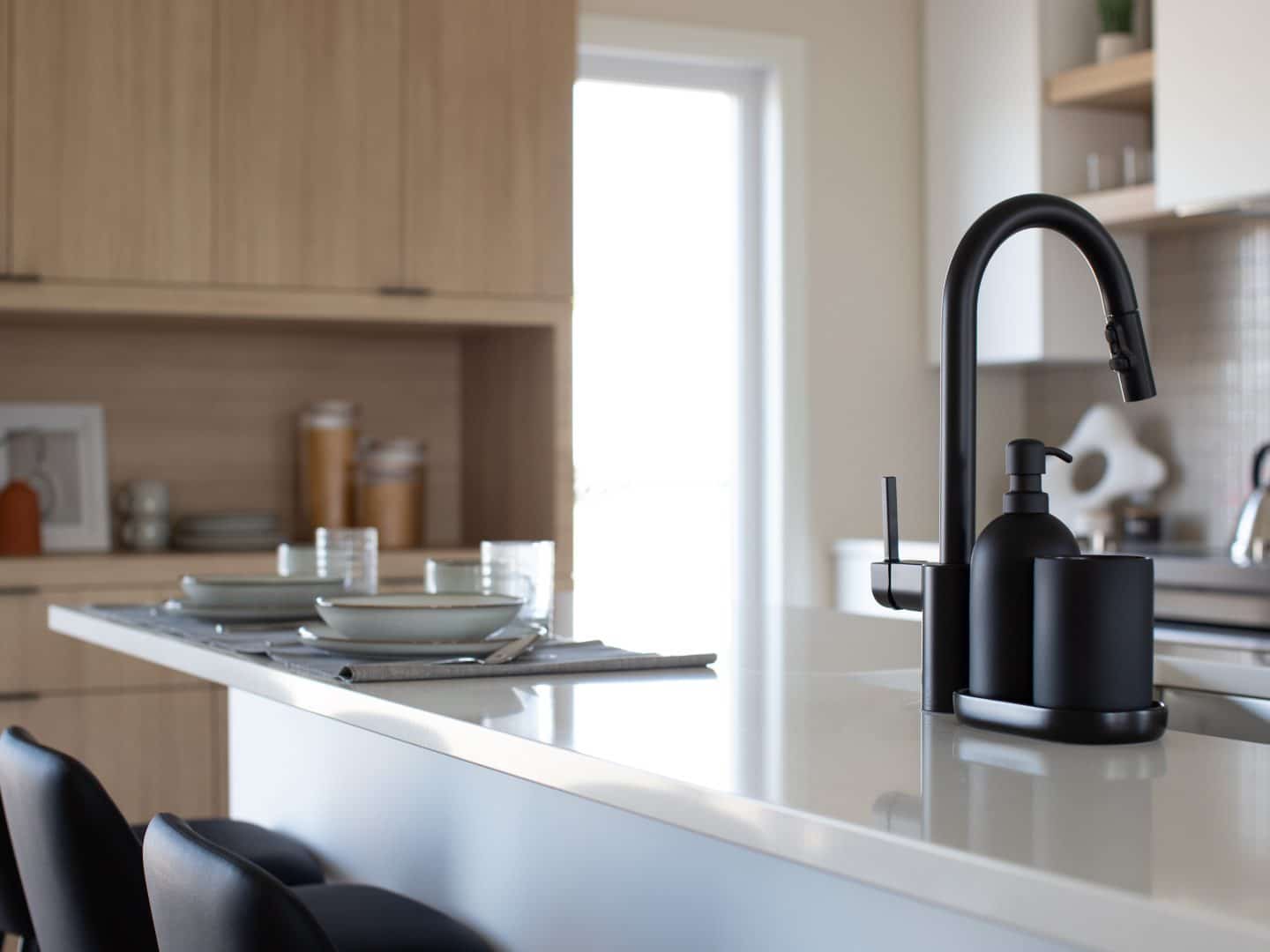 Une maison de plain-pied appelée Emile. Le premier étage est de style contemporain, vu de la cuisine.