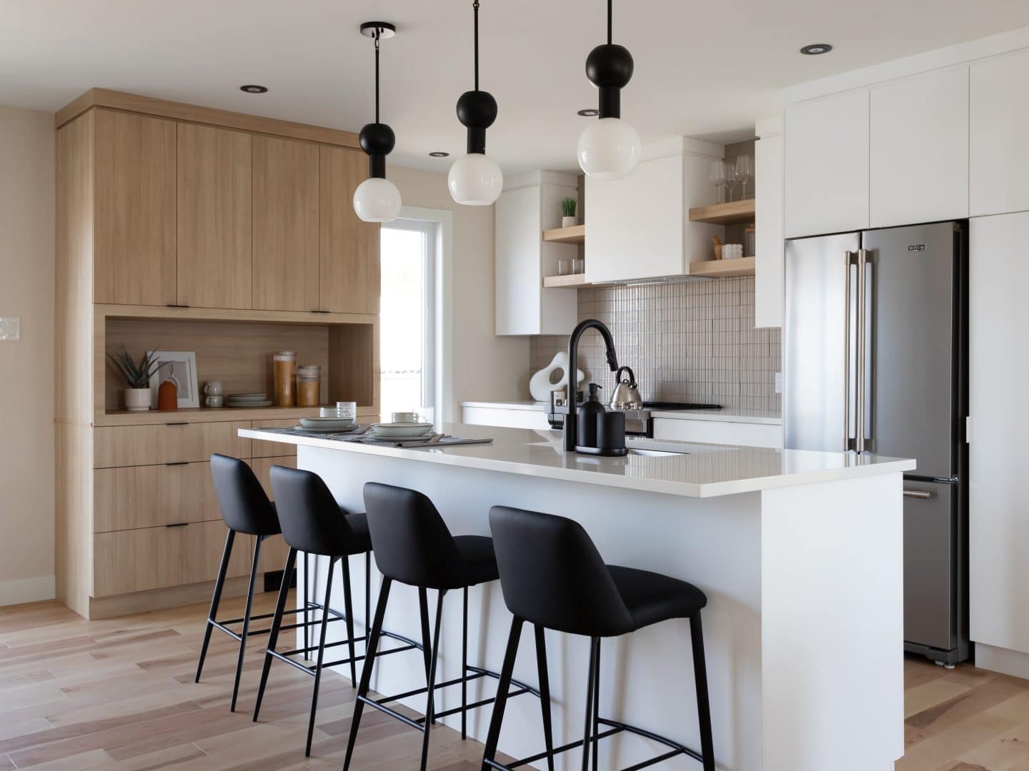 Une maison de plain-pied appelée Emile. Le premier étage est de style contemporain, vu de la cuisine.