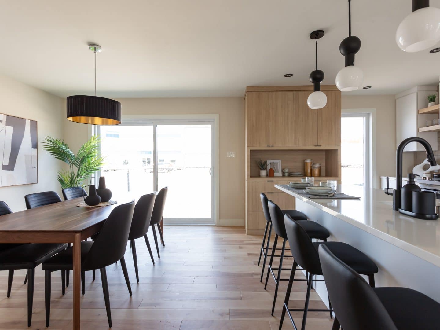 Une maison de plain-pied appelée Emile. Le premier étage est de style contemporain, vu de la cuisine.