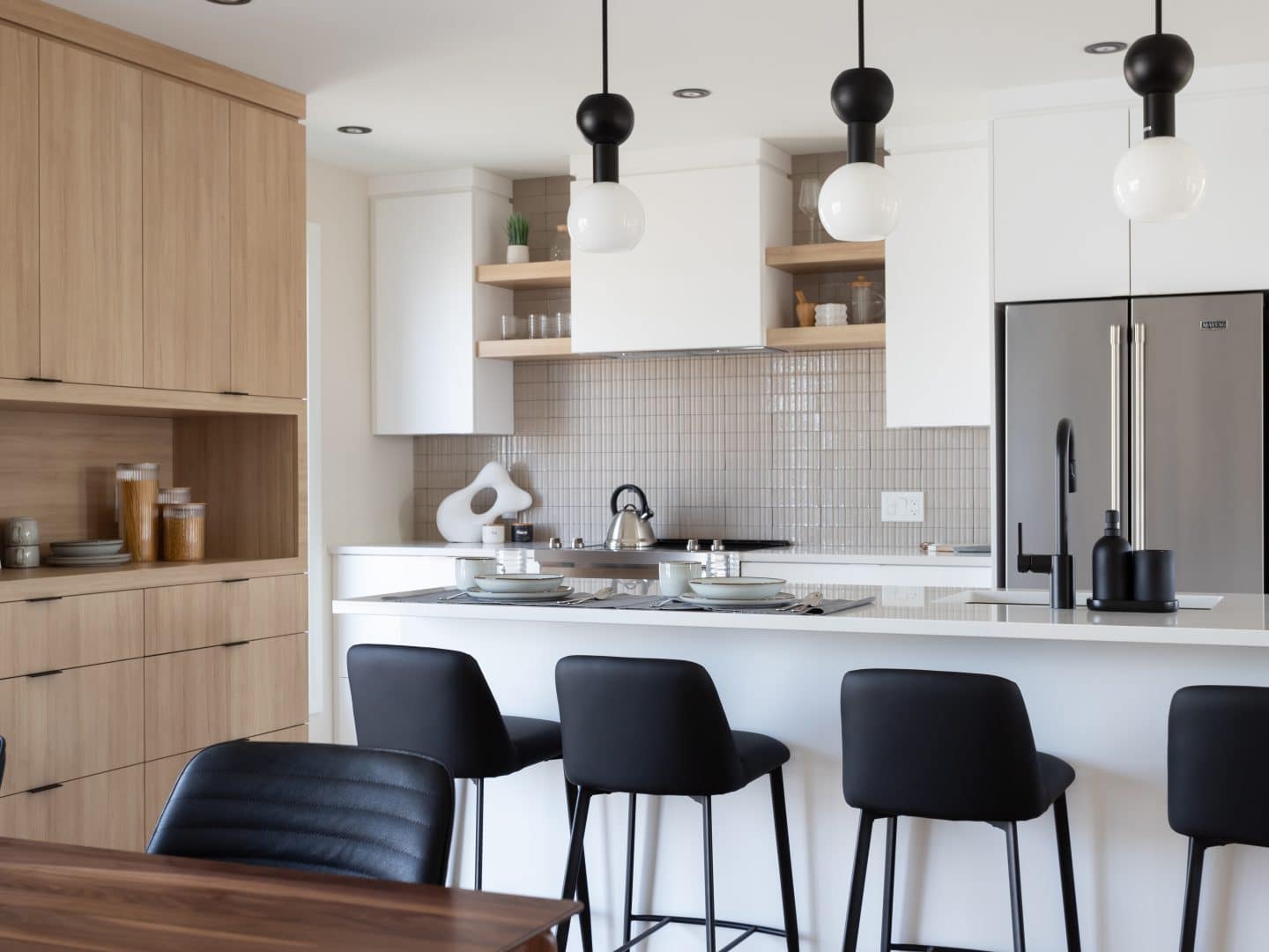 Une maison de plain-pied appelée Emile. Le premier étage est de style contemporain, vu de la cuisine.