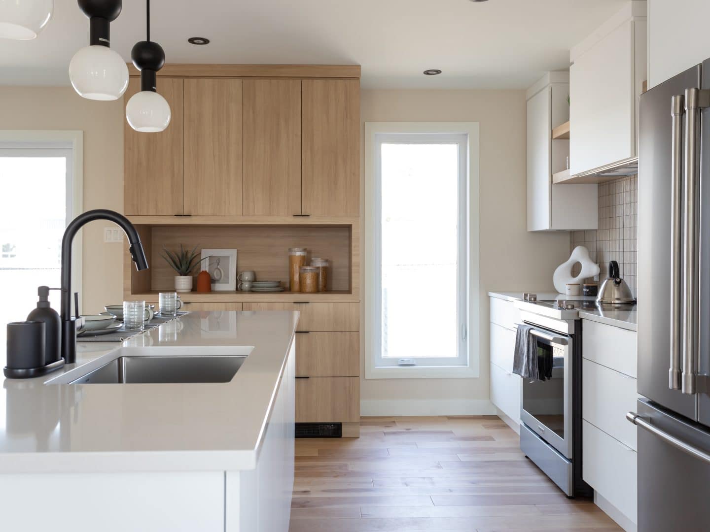 Une maison de plain-pied appelée Emile. Le premier étage est de style contemporain, vu de la cuisine.