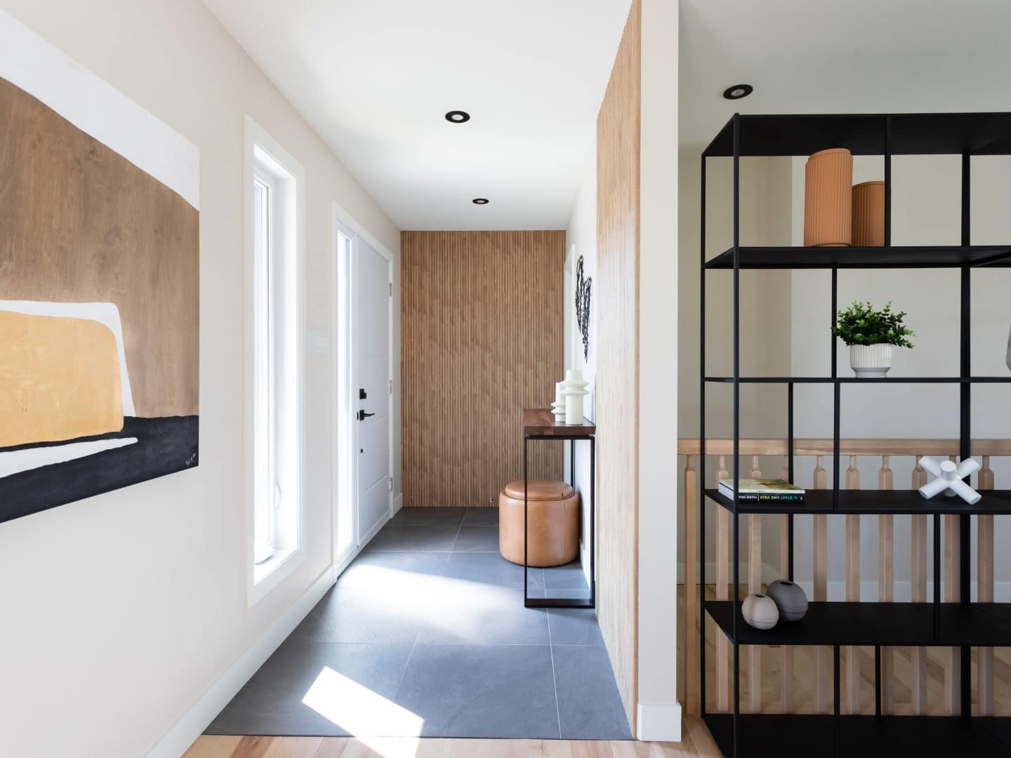 Une maison de plain-pied appelée Emile. Le premier étage est de style contemporain, vu de l'entrée.