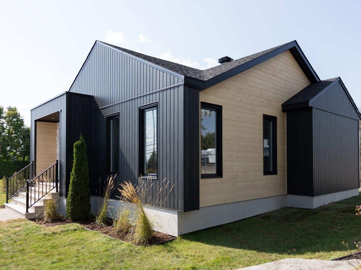 Une maison de plain-pied appelée Emile. Le premier étage est de style contemporain, vu de l'extérieur.