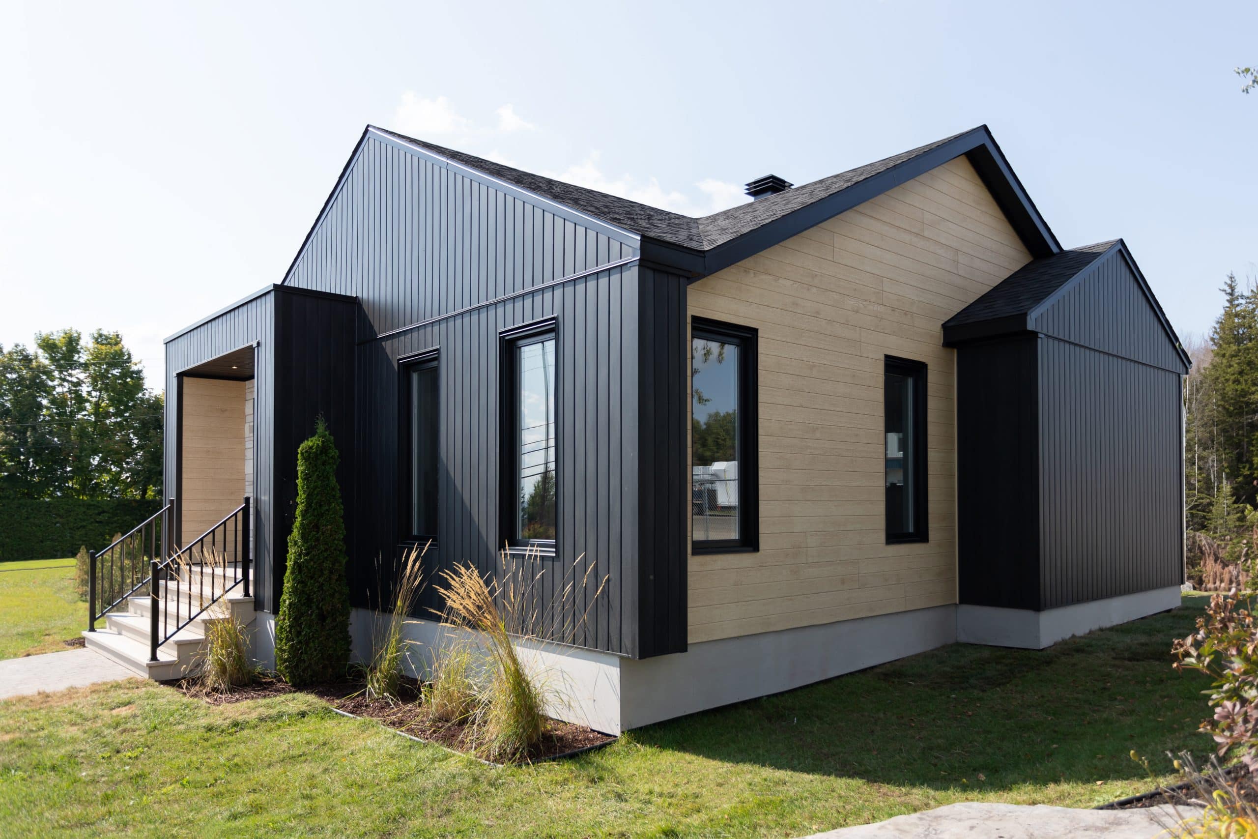 Une maison de plain-pied appelée Emile. Le premier étage est de style contemporain, vu de l'extérieur.