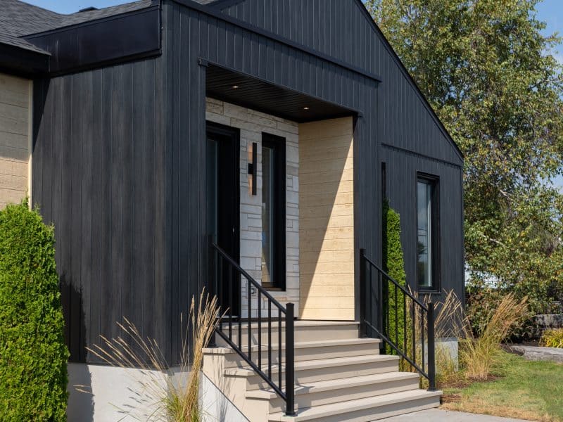 Une maison de plain-pied appelée Emile. Le premier étage est de style contemporain, vu de l'extérieur.