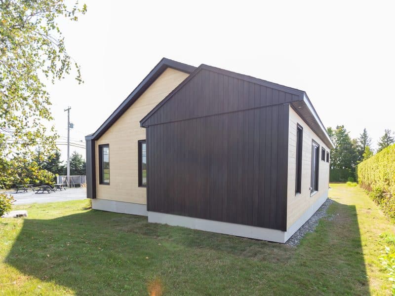 Une maison de plain-pied appelée Emile. Le premier étage est de style contemporain, vu de l'extérieur.