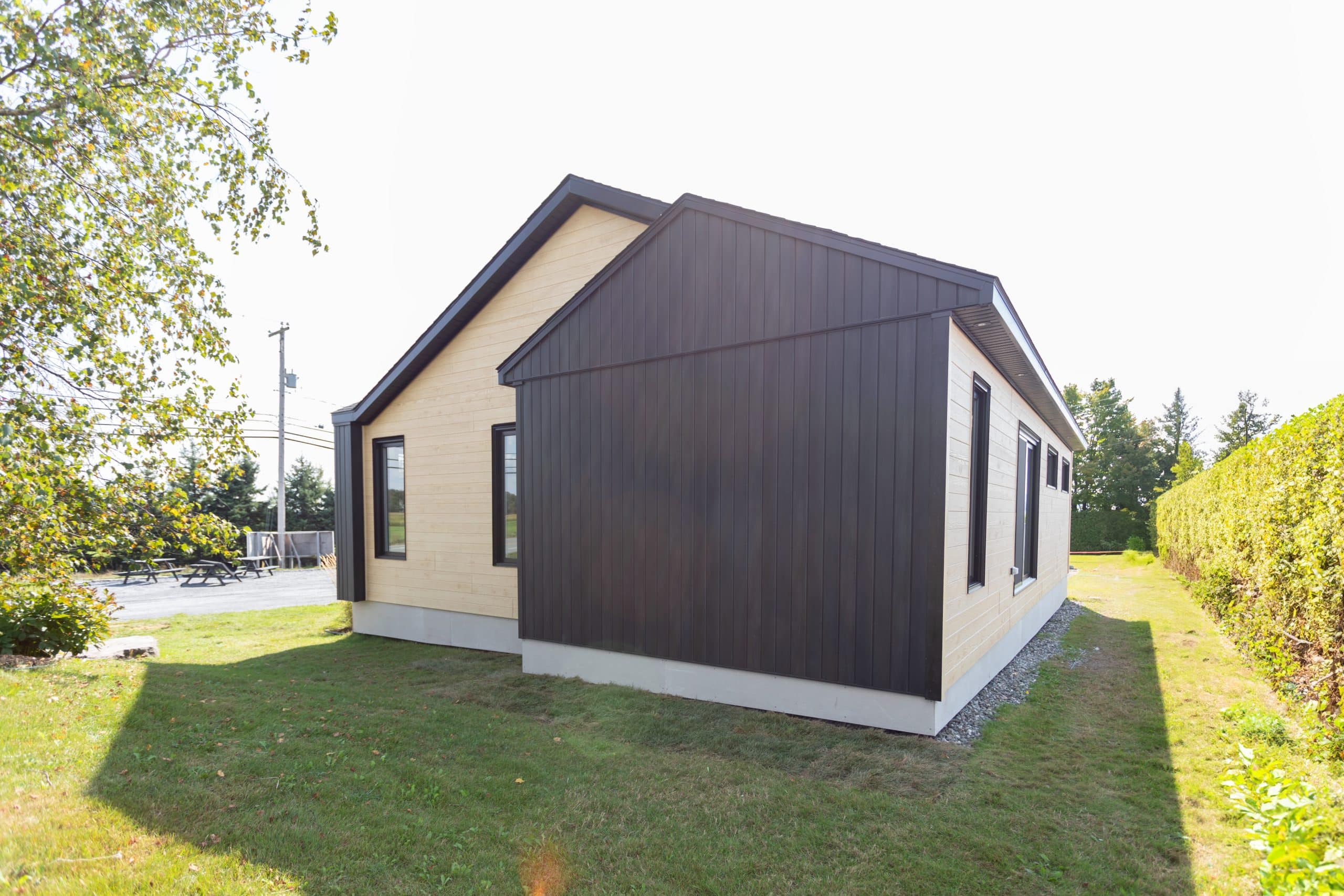 Une maison de plain-pied appelée Emile. Le premier étage est de style contemporain, vu de l'extérieur.