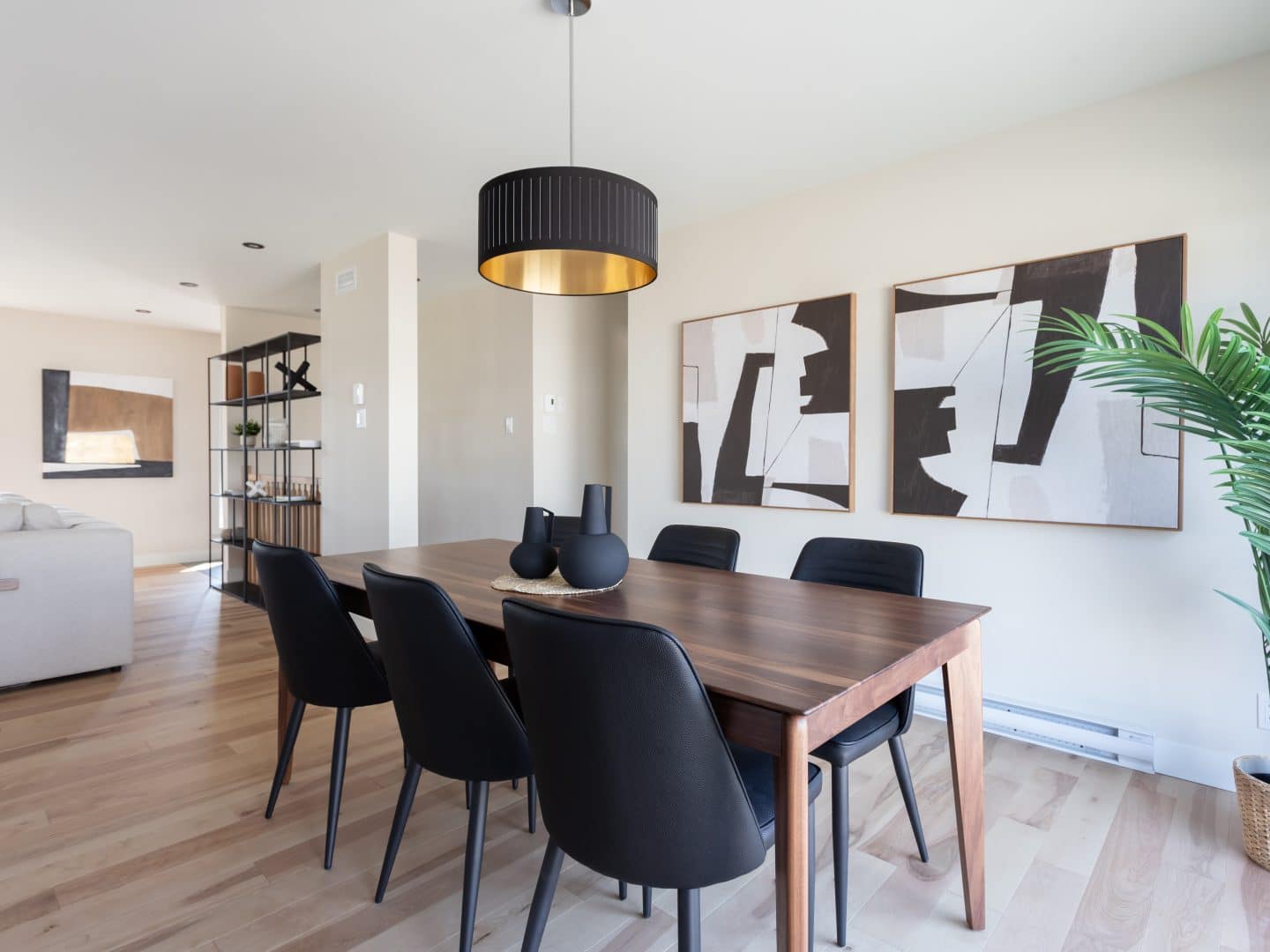 Une maison de plain-pied appelée Emile. Le premier étage est de style contemporain, vu de la salle a manger.