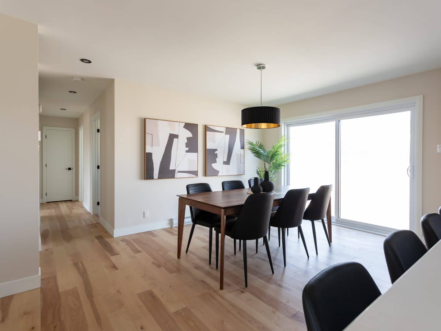 Une maison de plain-pied appelée Emile. Le premier étage est de style contemporain, vu de la salle a manger.