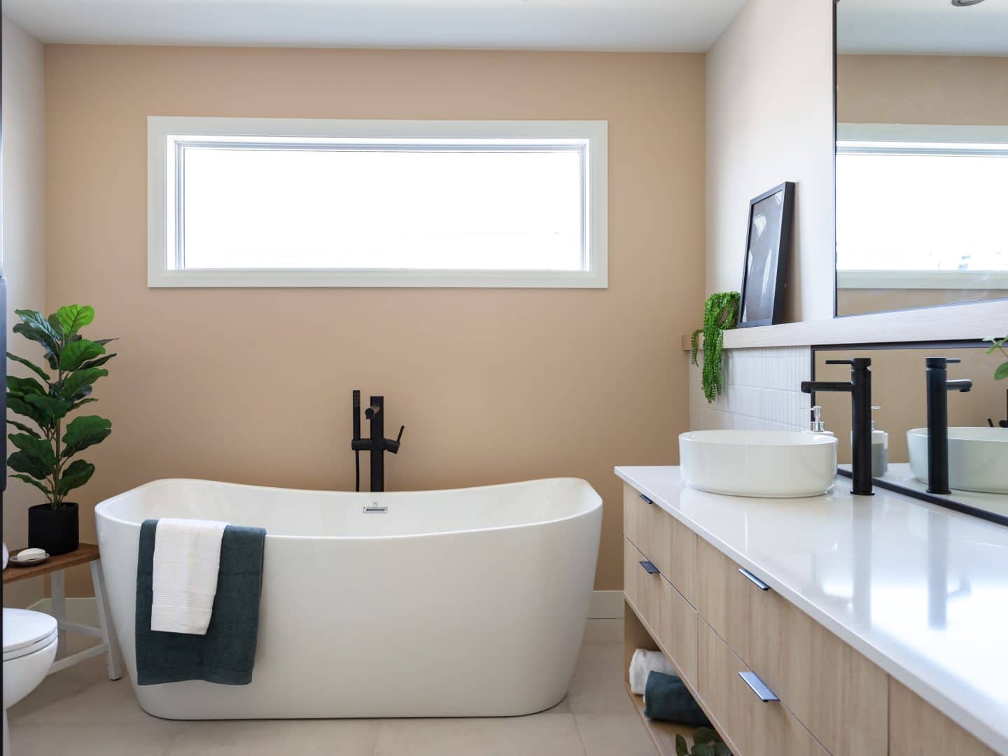 Une maison de plain-pied appelée Emile. Le premier étage est de style contemporain, vu de la salle de bain.