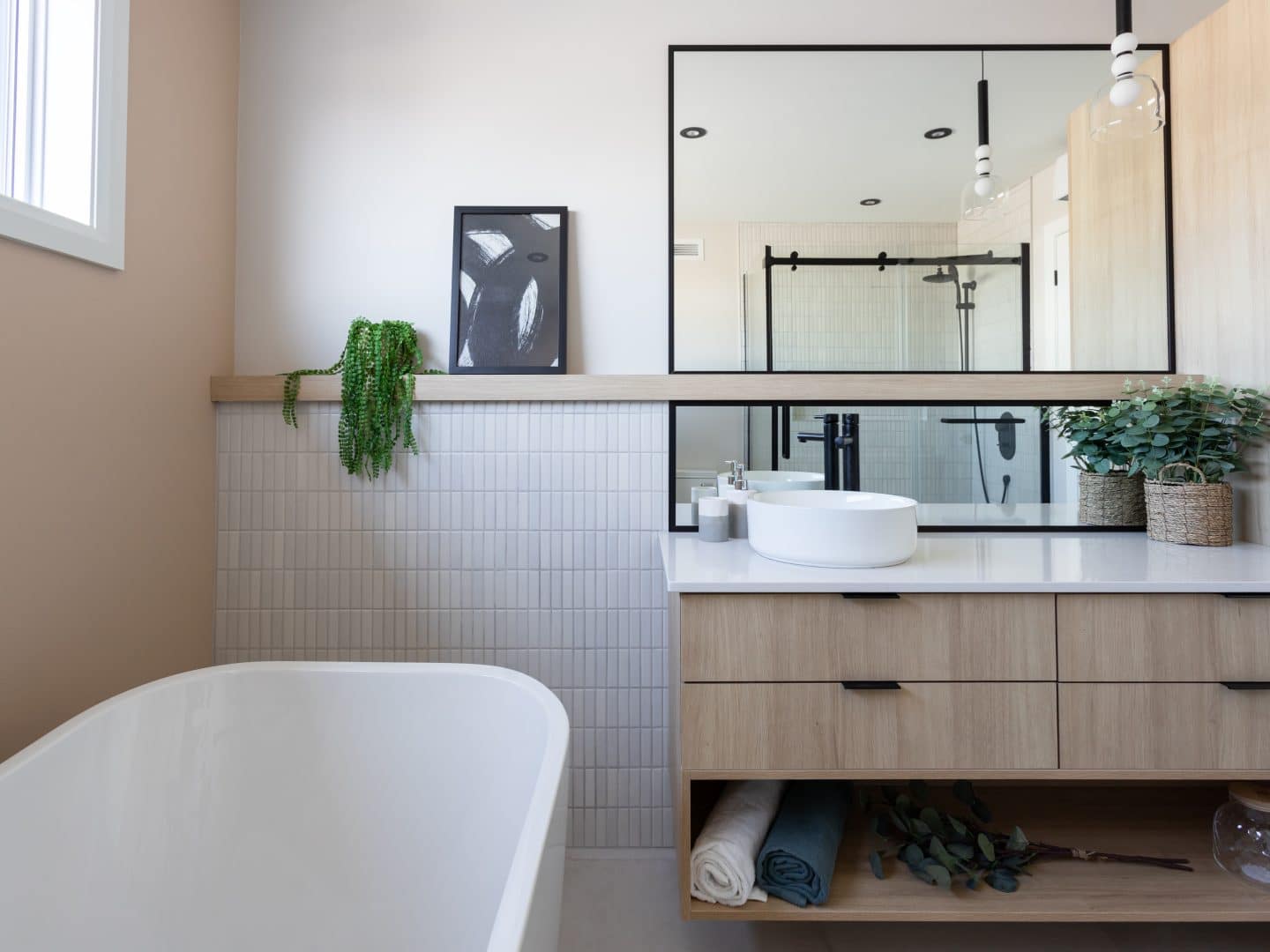 Une maison de plain-pied appelée Emile. Le premier étage est de style contemporain, vu de la salle de bain.