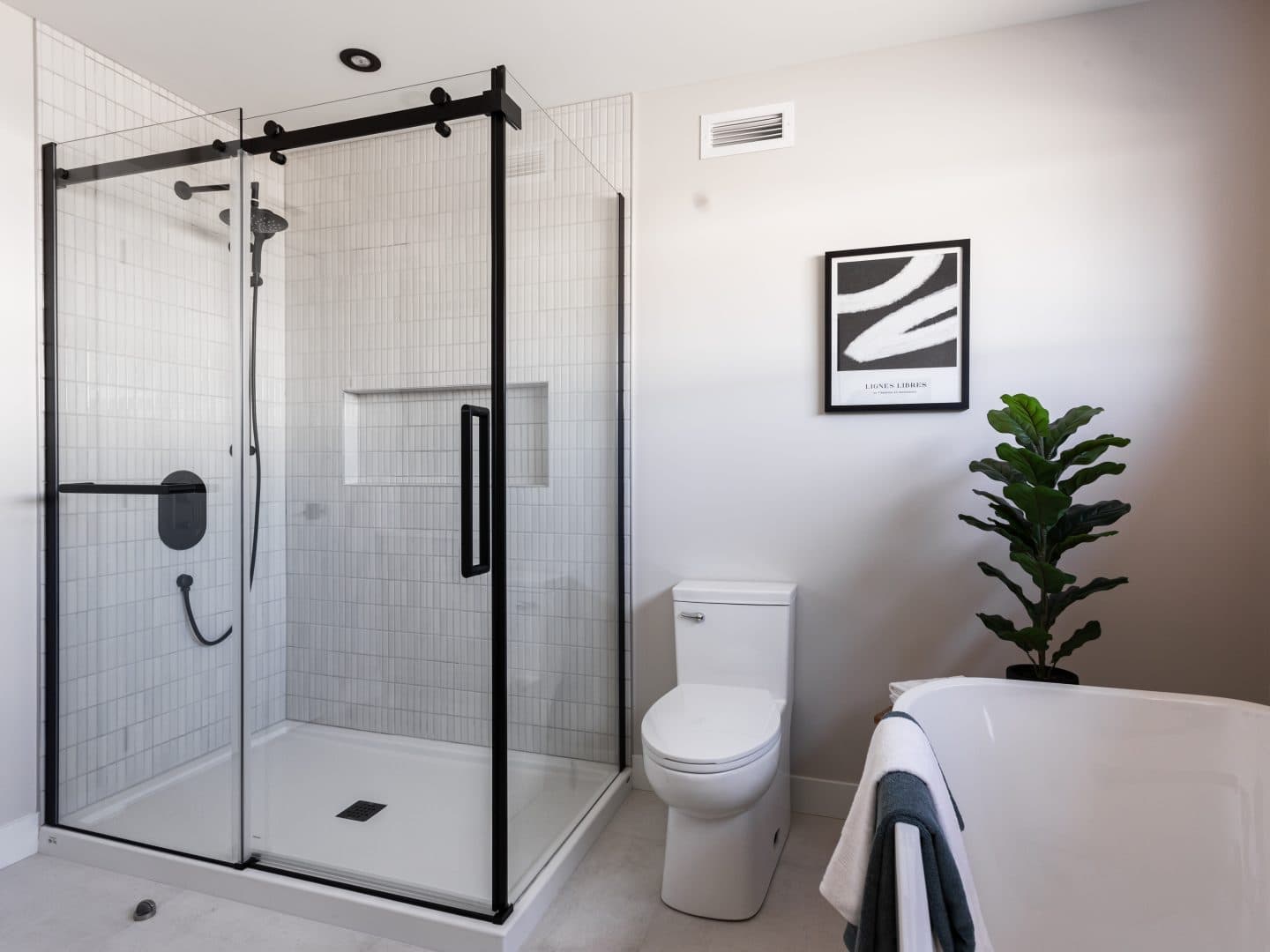 Une maison de plain-pied appelée Emile. Le premier étage est de style contemporain, vu de la salle de bain.