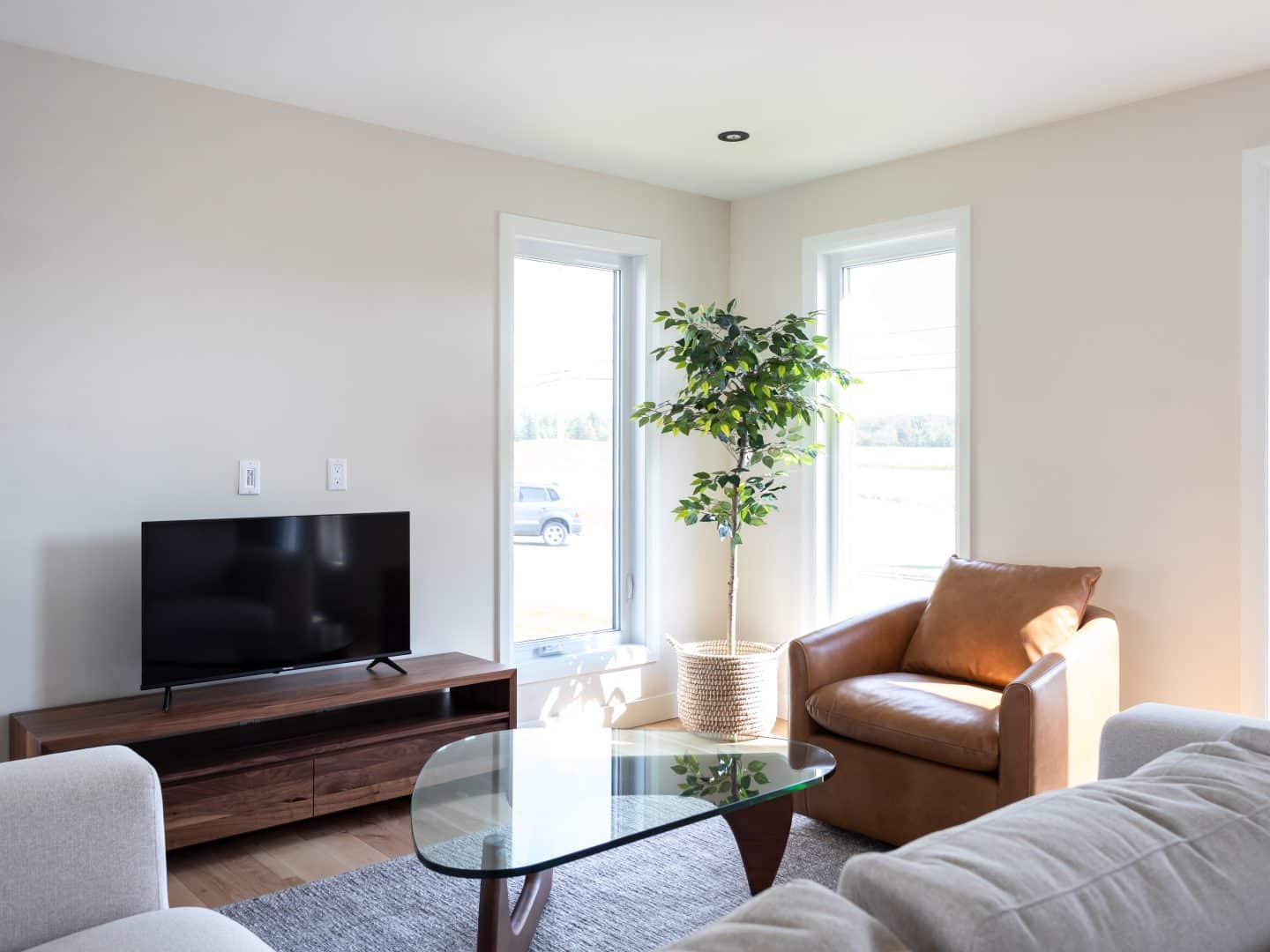 Une maison de plain-pied appelée Emile. Le premier étage est de style contemporain, vu du salon.