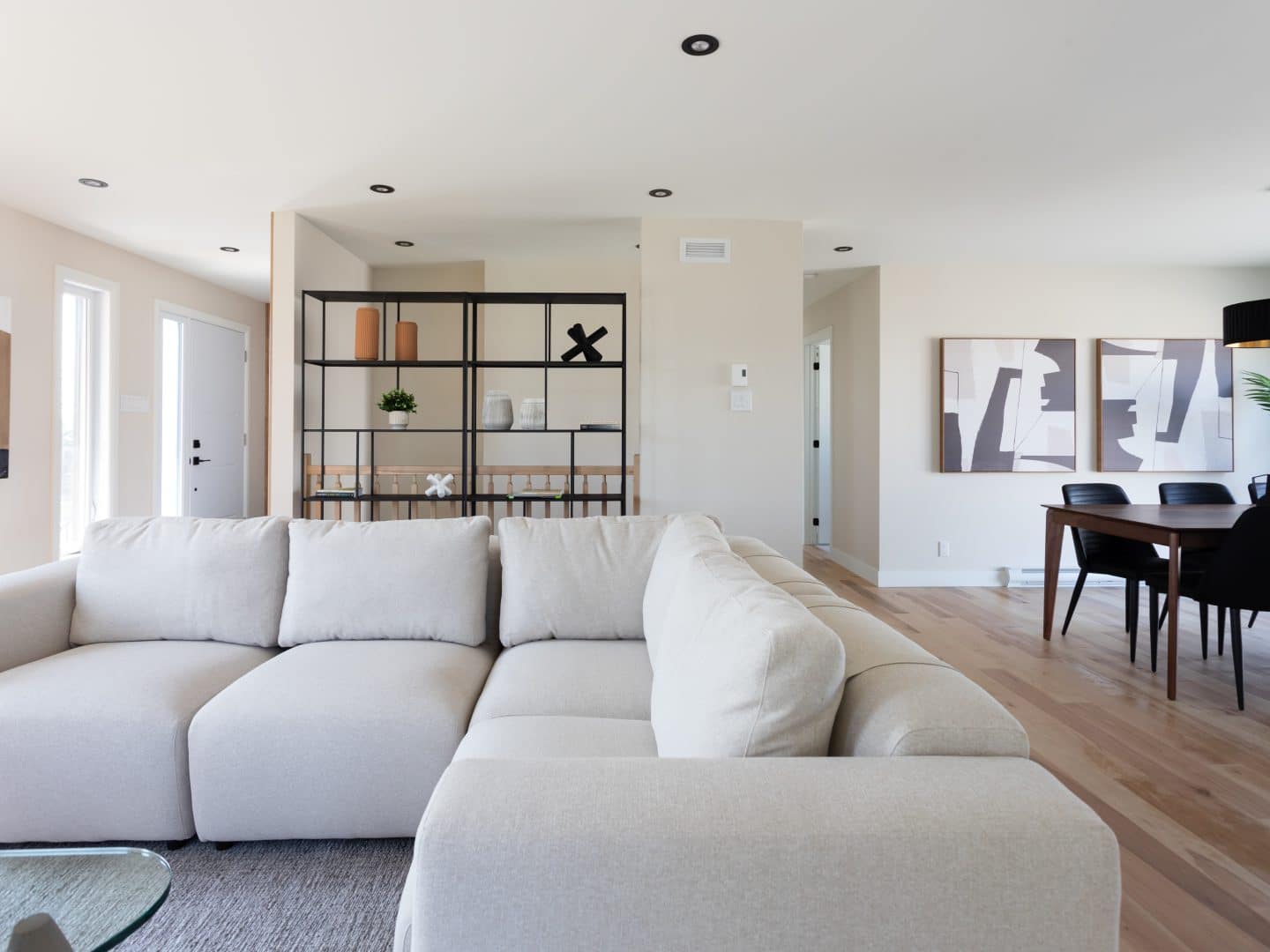 Une maison de plain-pied appelée Emile. Le premier étage est de style contemporain, vu du salon.