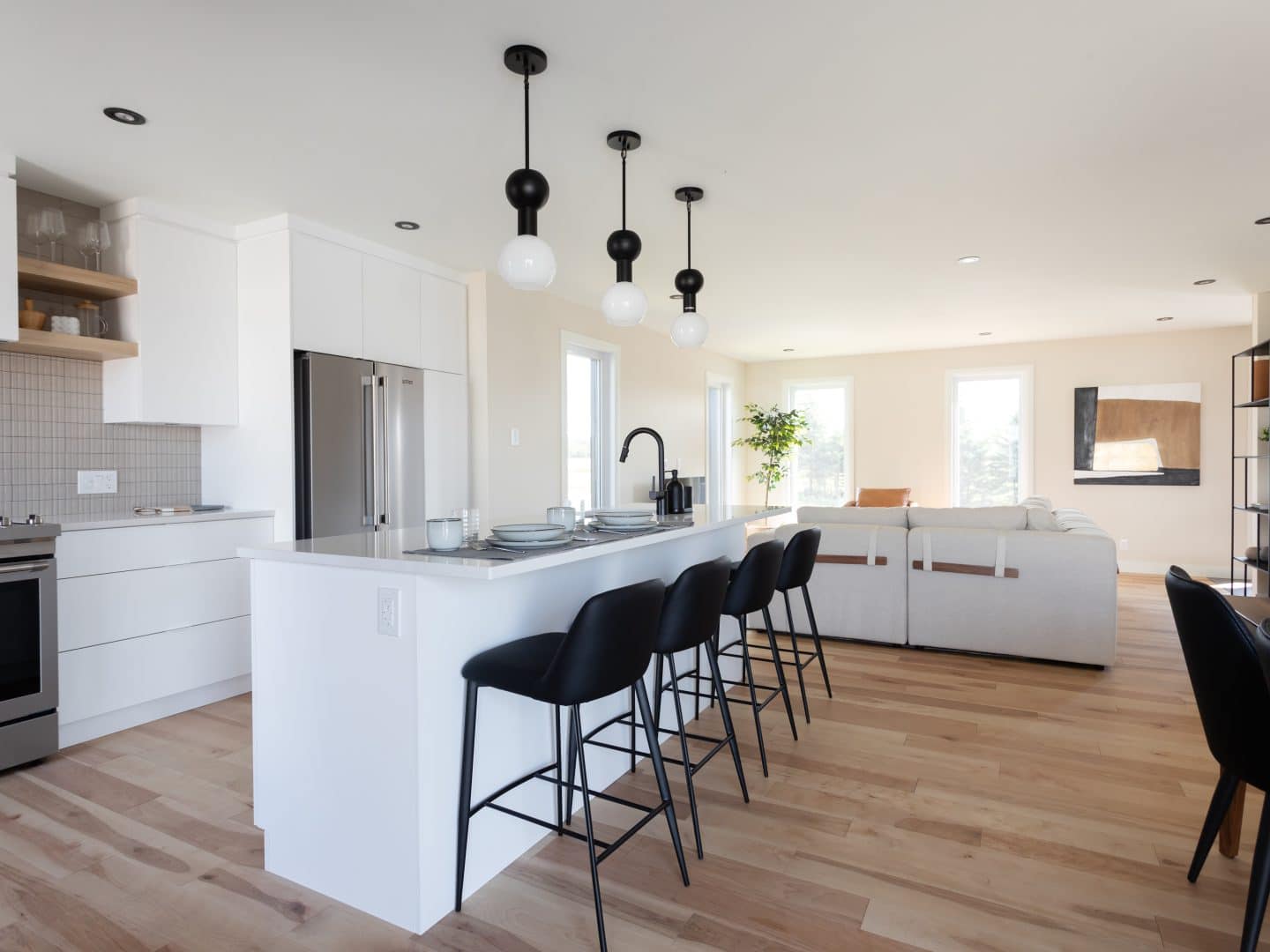 Une maison de plain-pied appelée Emile. Le premier étage est de style contemporain, vu du séjour.