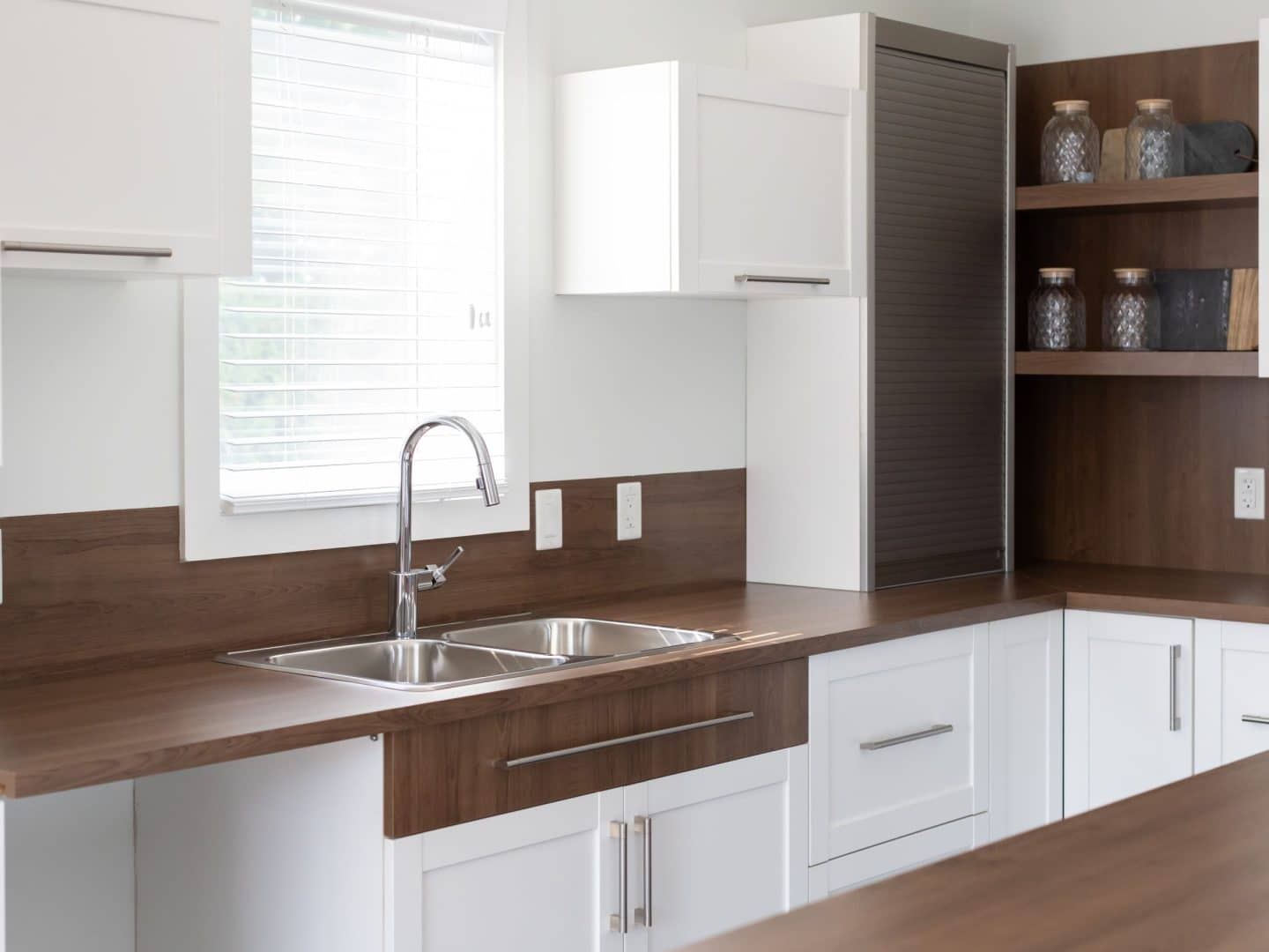 le Modèle Moretta est un plain-pied contemporain classique. Nous voyons la cuisine.