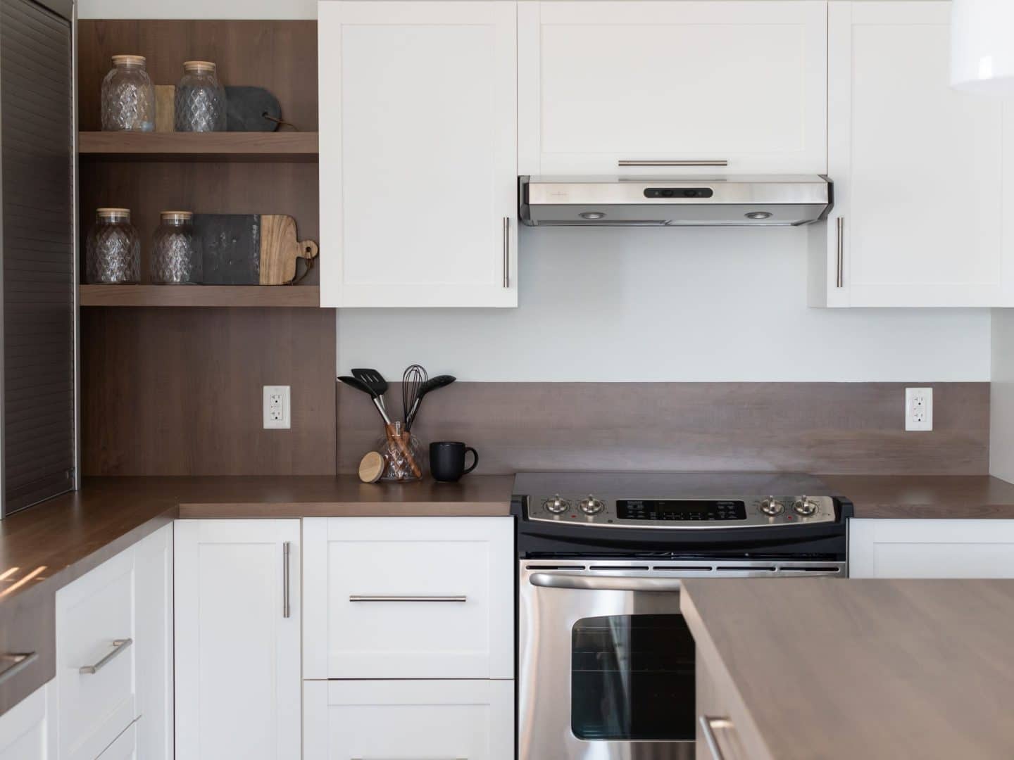 le Modèle Moretta est un plain-pied contemporain classique. Nous voyons la cuisine.