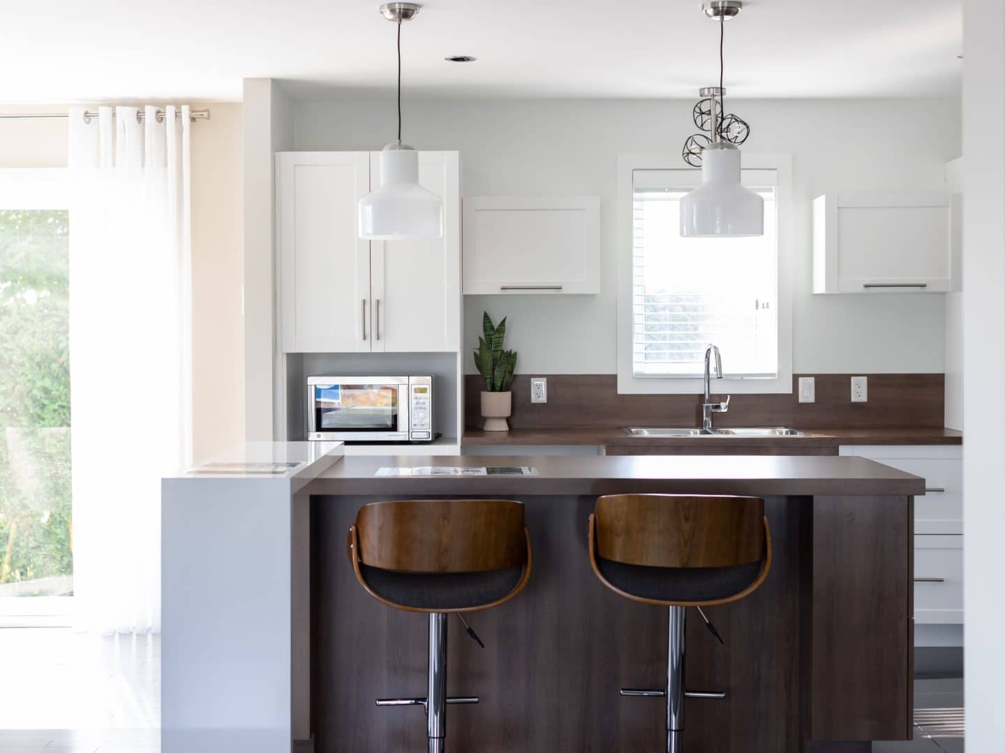 le Modèle Moretta est un plain-pied contemporain classique. Nous voyons la cuisine.