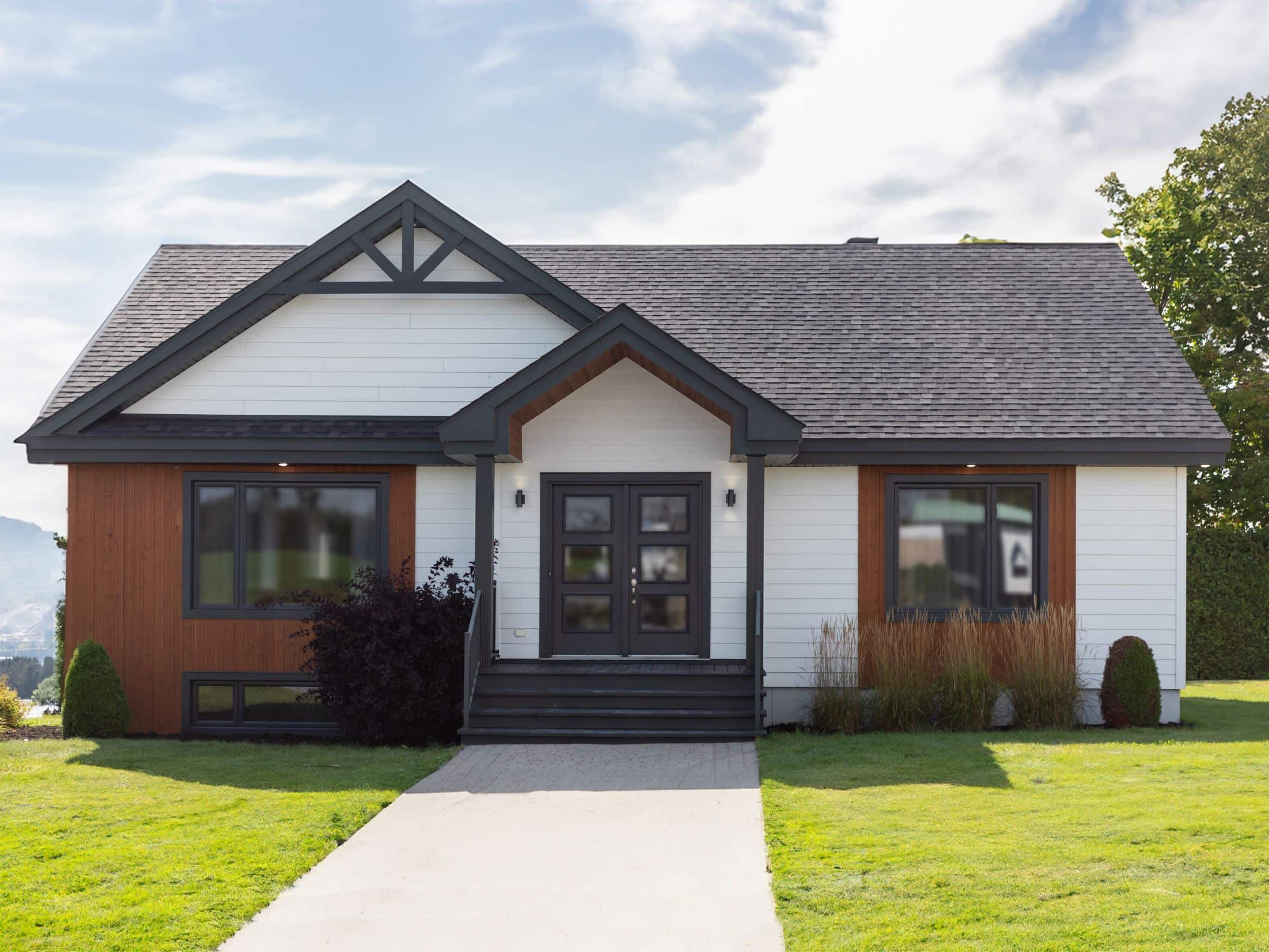 le Modèle Moretta est un plain-pied contemporain classique. Nous voyons l'extérieur.