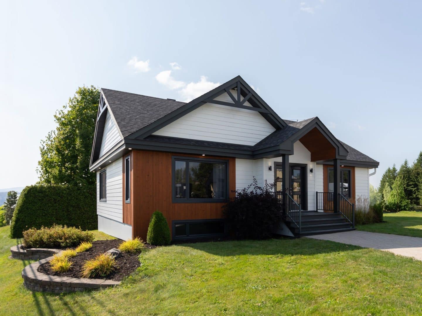 le Modèle Moretta est un plain-pied contemporain classique. Nous voyons l'extérieur.