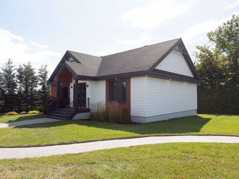 le Modèle Moretta est un plain-pied contemporain classique. Nous voyons l'extérieur.