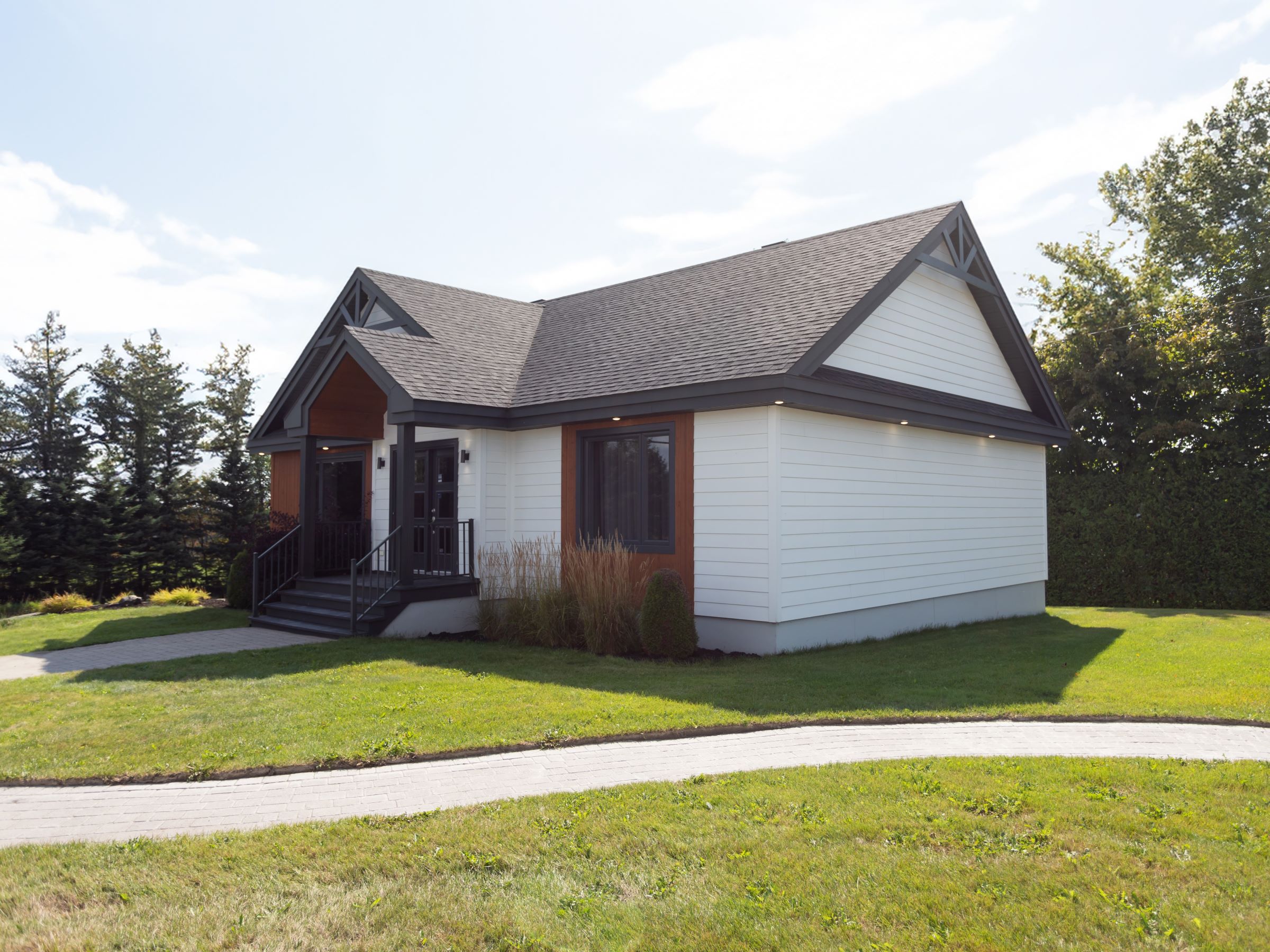 le Modèle Moretta est un plain-pied contemporain classique. Nous voyons l'extérieur.