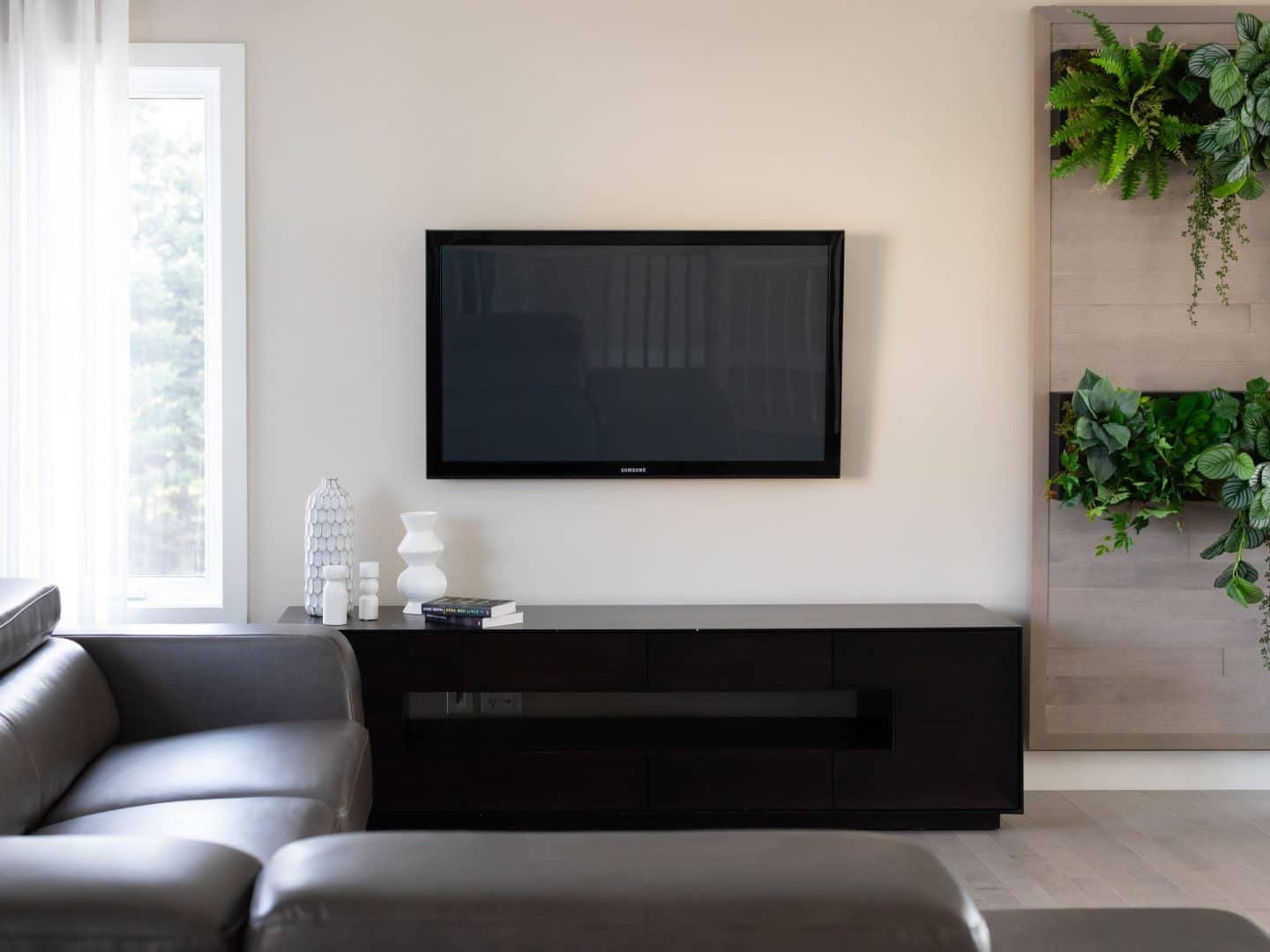 le Modèle Moretta est un plain-pied contemporain classique. Nous voyons le séjour.