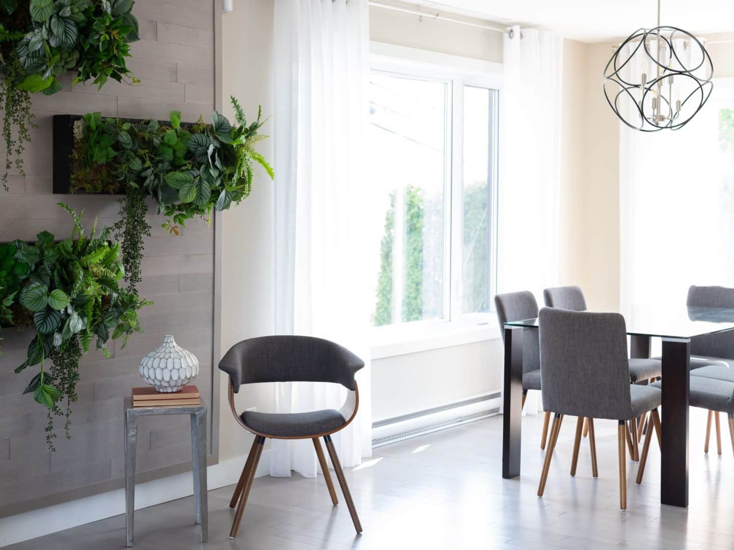 le Modèle Moretta est un plain-pied contemporain classique. Nous voyons le séjour.